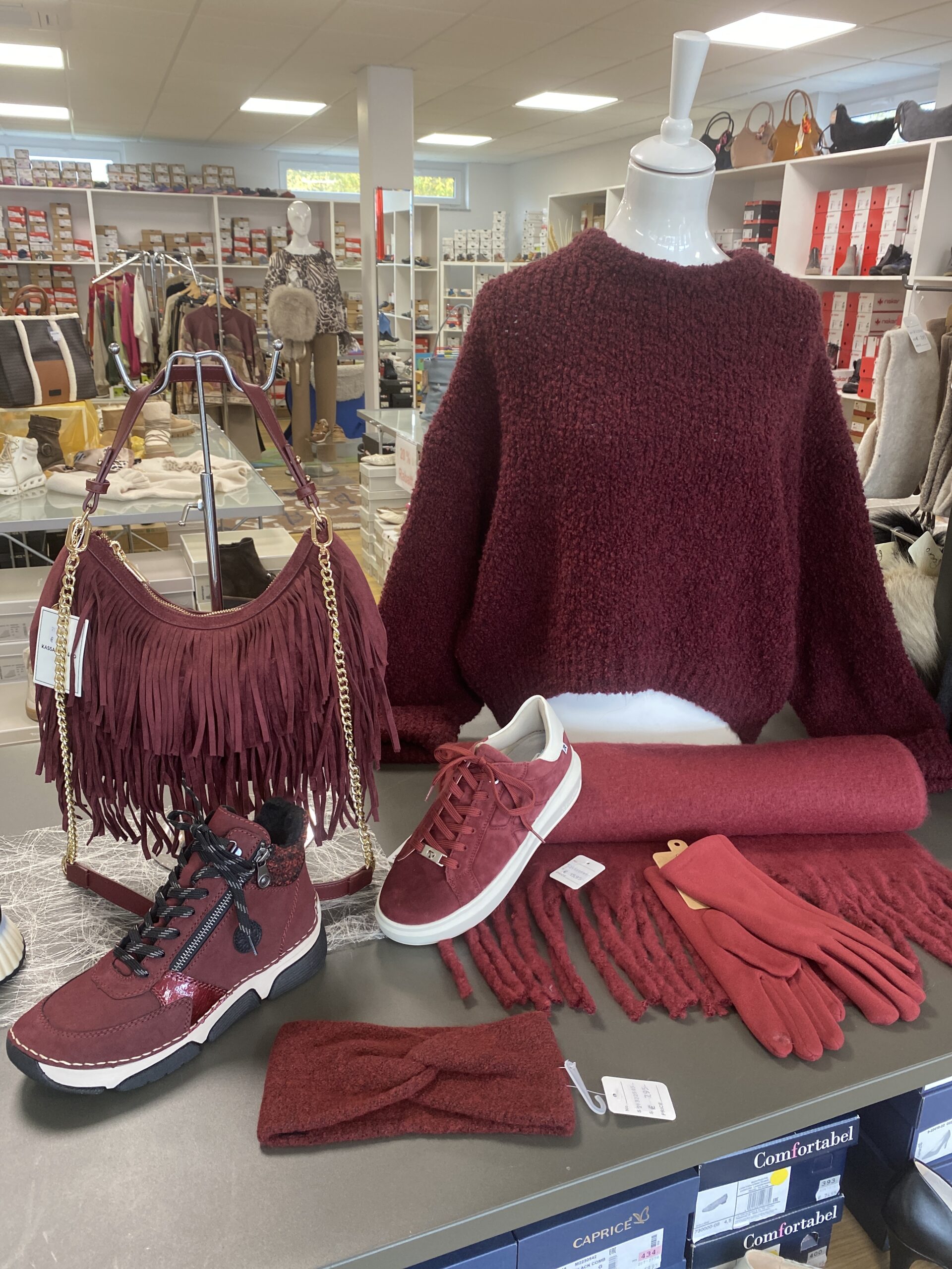 Schal handschuhe schuhe tasche pullover