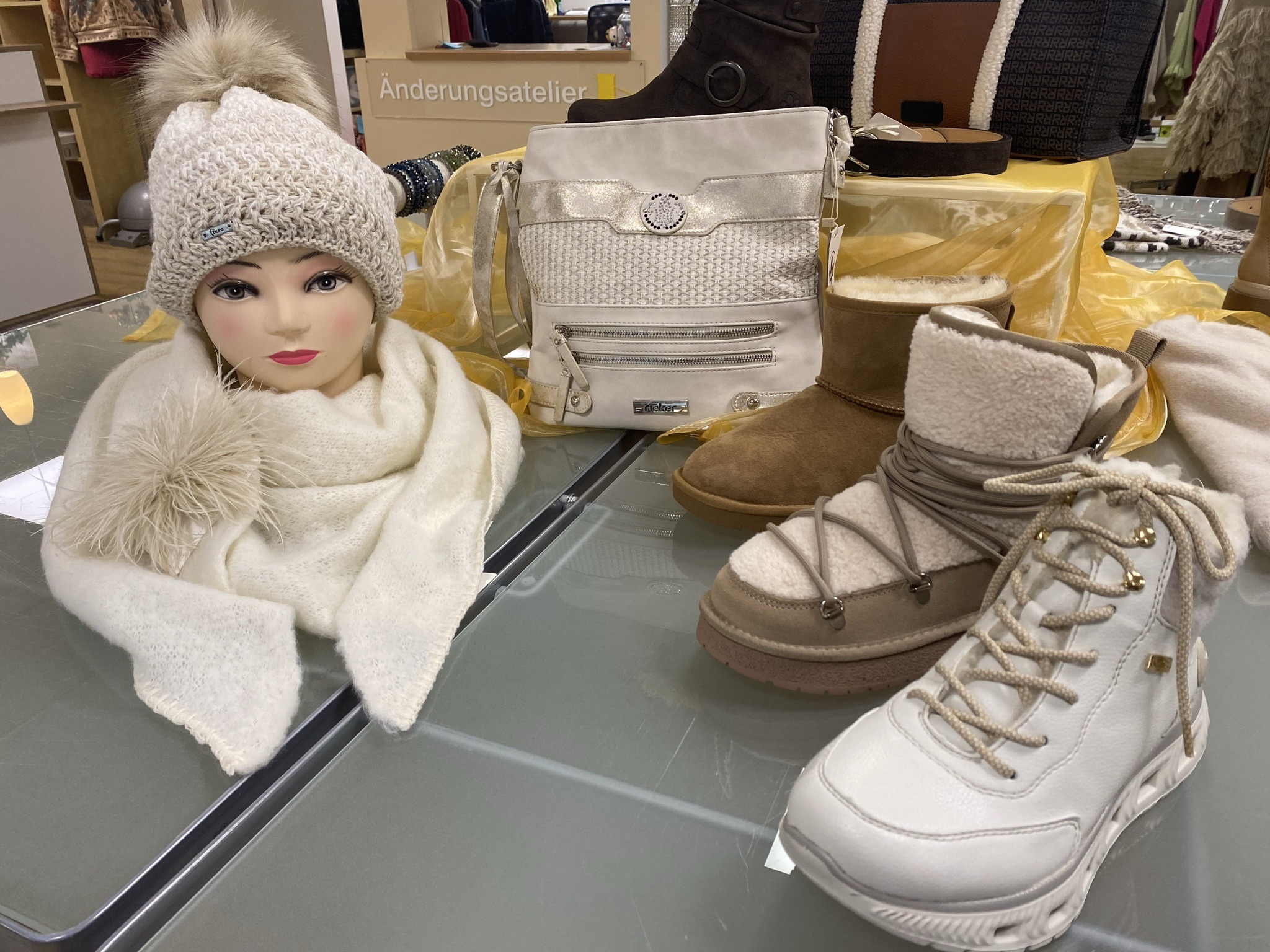 Schal muetze schuhe tasche